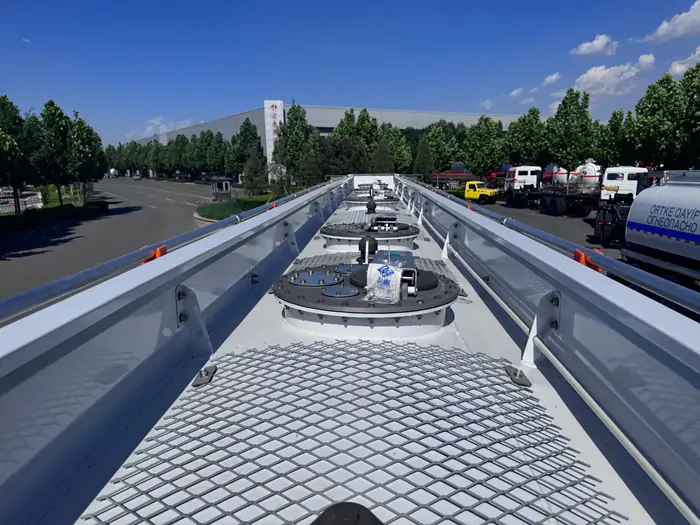 4 Axle Carbon Steel Fuel Tanker Trailer 4