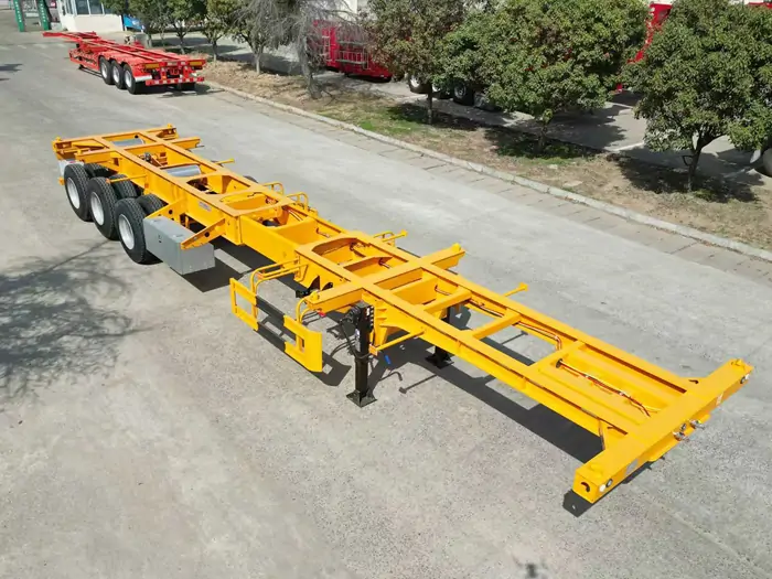 Skeleton Trailer vs Flatbed Trailer 1
