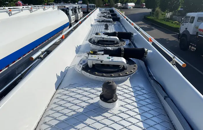 Semi-remorque citerne à carburant à 3 essieux en Asie centrale - Couvercle de regard