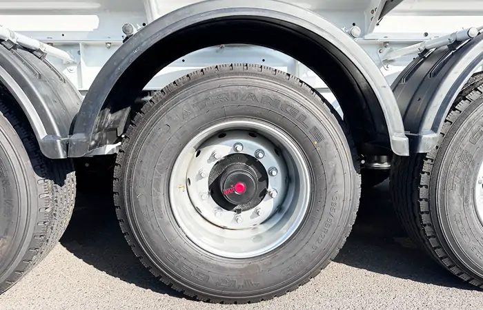 Remorque citerne à carburant à 3 essieux en Asie centrale Pneu et essieu