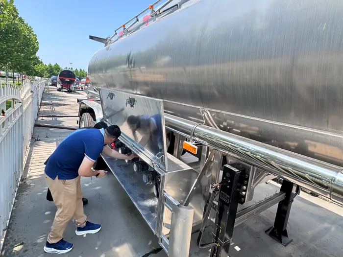 Honduras Customer Visits Factory Regarding Tanker Trailer Order 3