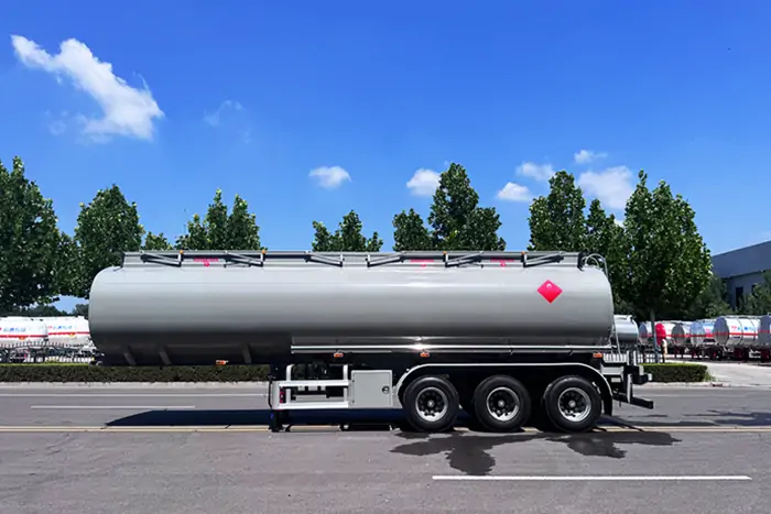 Tri Axle Carbon Steel Fuel Tanker Trailer 4